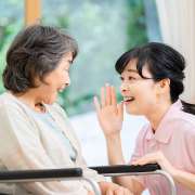 認知症介助士とは？資格取得のメリットや試験について解説します！