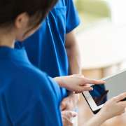 ケアマネジャー（介護支援専門員）の平均給与は？他の資格との差や勤続年数で徹底比較！