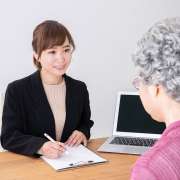 ケアマネジャー（介護支援専門員）に適した服装は？身だしなみマナーやコーデ例をご紹介