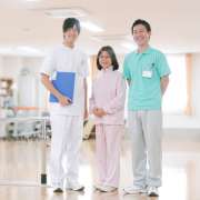 理学療法士の仕事は病院と介護施設でどう違う？業務内容や働き方、給与など徹底比較！