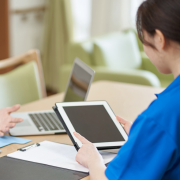 スマート介護士は、介護現場で使える資格？試験内容や受験資格、メリットなどを解説！