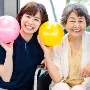 レクリエーション介護士とは？資格取得のメリットや学べる知識、受講費用・カリキュラムなどを徹底解説！