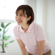 介護士におすすめの服装7選・施設や介護のシーンに合わせた服装も解説