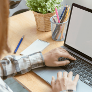 「認知症介護基礎研修」義務化！受けないとどうなる？対象者・受講方法を解説