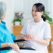 有料老人ホームの仕事内容は？1日の流れ・給料・メリットがわかる！