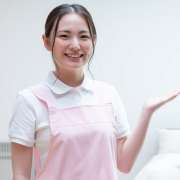 有料老人ホームと特養働くならどっち？仕事内容・給料・向いている人を比較