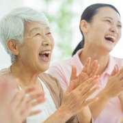 デイサービスの仕事内容は？給料・働くメリット・向いている人も解説